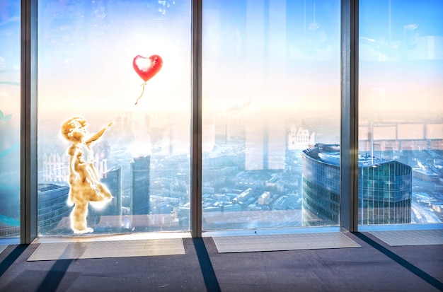 Mädchen mit einem Ballon auf dem Fensterglas Moscow City Federation Tower Moskau