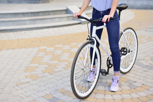 Mädchen mit einem festen Fahrrad