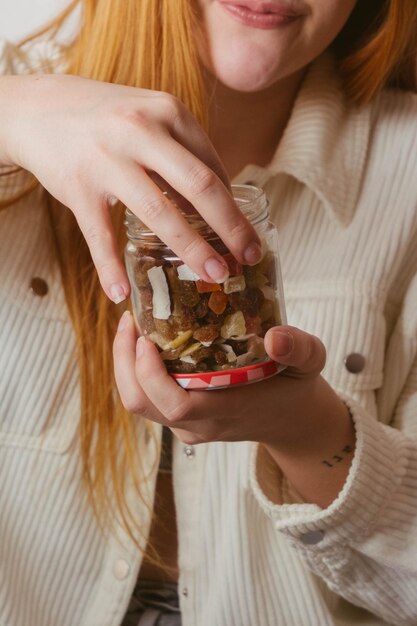 Mädchen mit einem gesunden dehydrierten Fruchtsnack