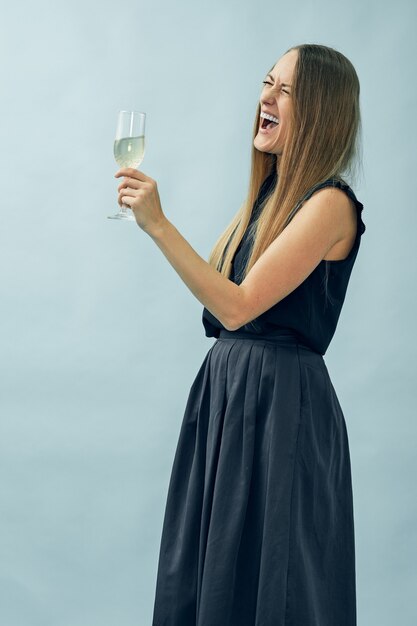 Mädchen mit einem Glas Champagner