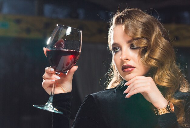 Mädchen mit einem Glas Rotwein in einem Restaurant