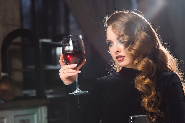 Mädchen mit einem Glas Rotwein in einem Restaurant