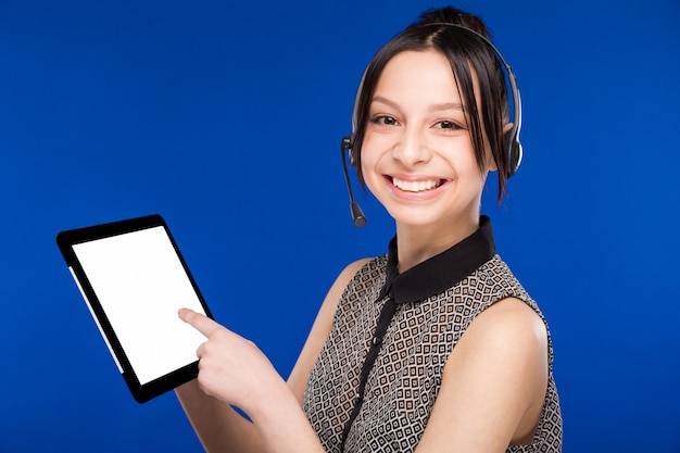 Mädchen mit einem Headset und einem Tablet