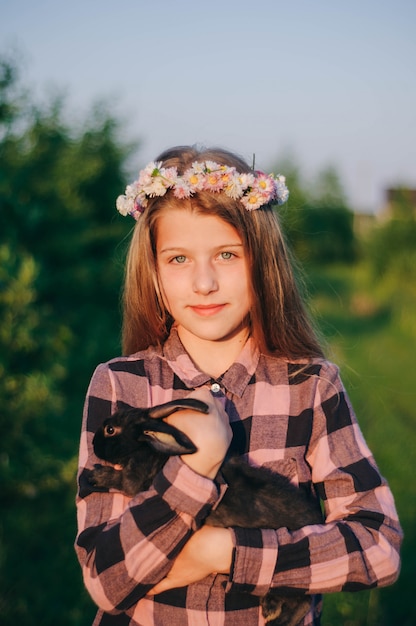 Foto mädchen mit einem kaninchen in der hand