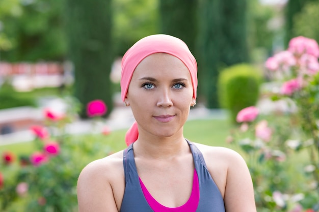 Mädchen mit einem rosa Schal im Park