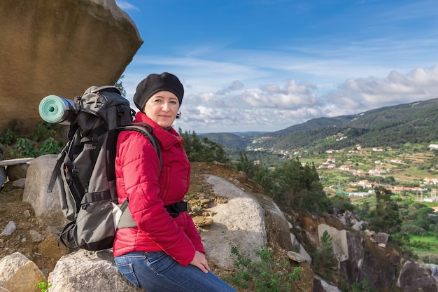 Mädchen mit einem Rucksack in einer Wanderung. Herbst in den Bergen.