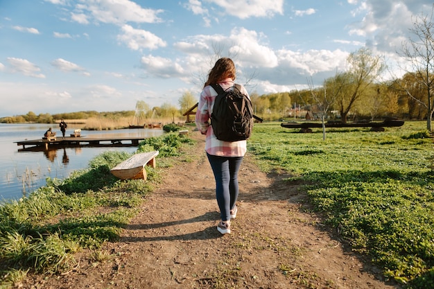 Mädchen mit einem Rucksack reist. glückliches Mädchen in der Natur