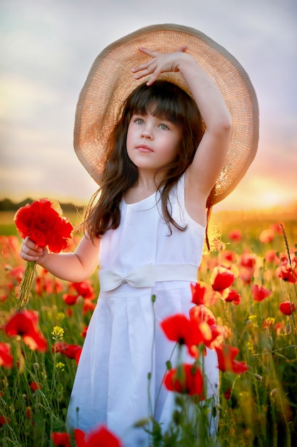 Mädchen mit einem Strauß roter Mohnblumen