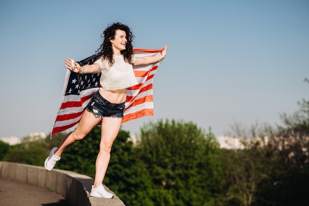 Mädchen mit einem Unabhängigkeitstag der amerikanischen Flagge