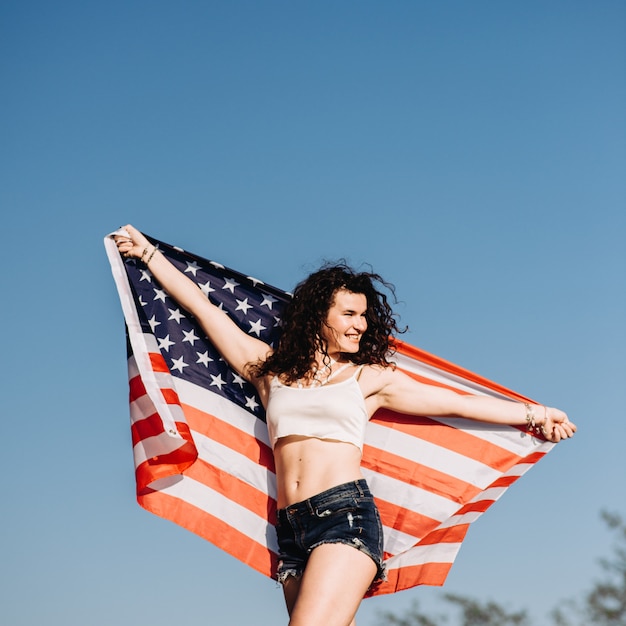 Mädchen mit einem Unabhängigkeitstag der amerikanischen Flagge
