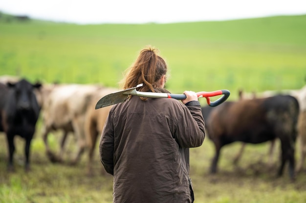 Mädchen mit einer Bodenprobe auf einer Farm in Australien