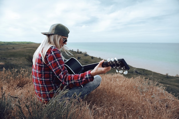 Mädchen mit einer Gitarre