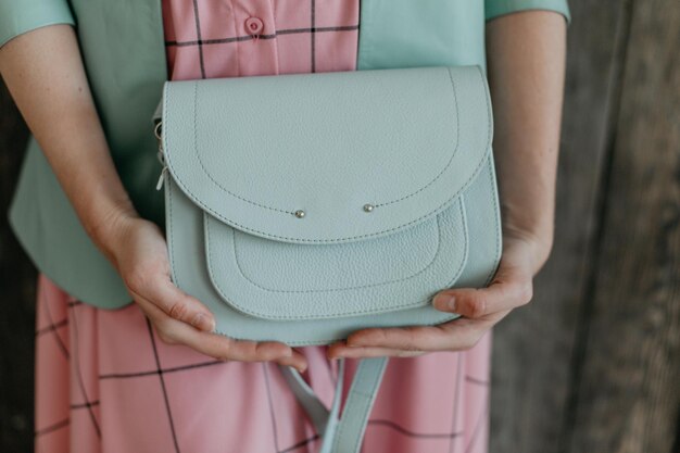 Foto mädchen mit einer hellgrünen tasche in den händen