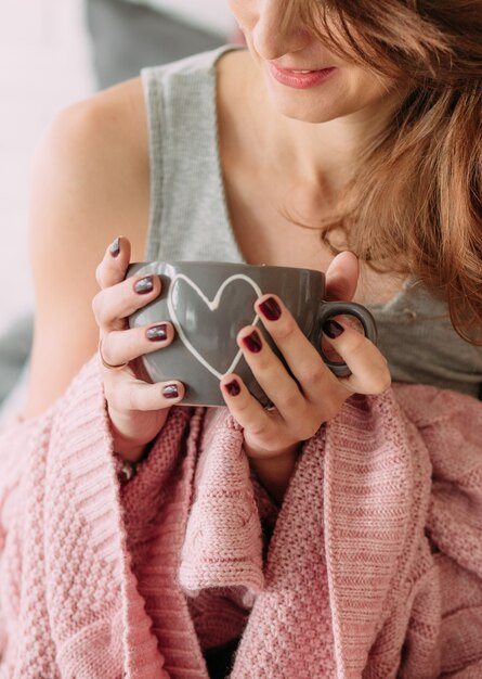 Foto mädchen mit einer tasse