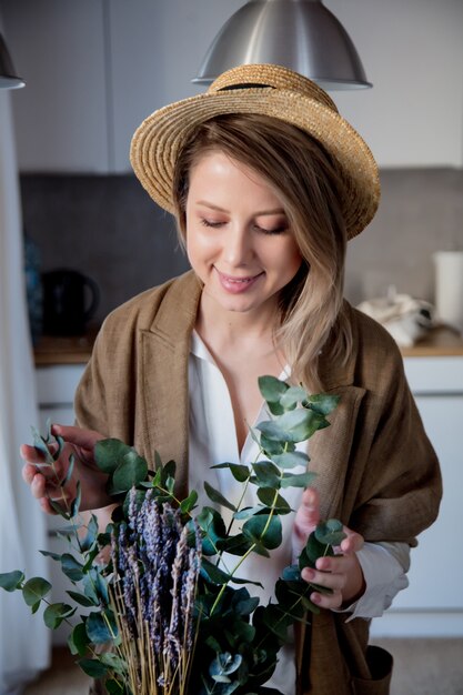 Mädchen mit Eukalyptus und Baumwollpflanzen dekorieren