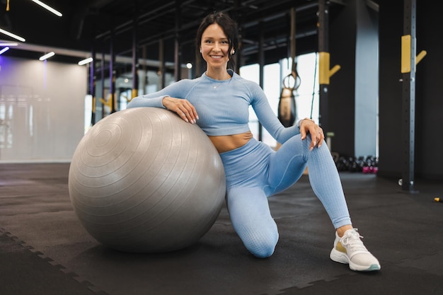 Mädchen mit Fitnessball