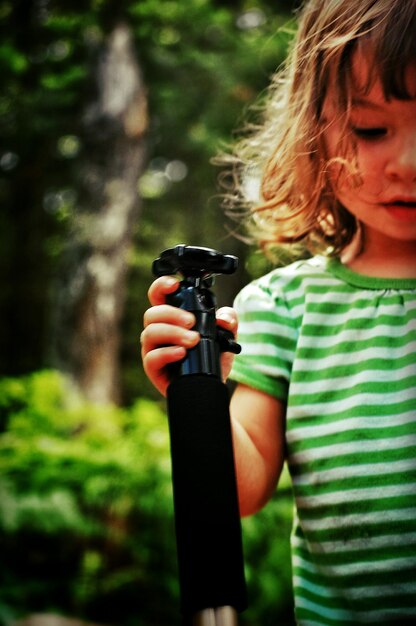 Foto mädchen mit flasche im park