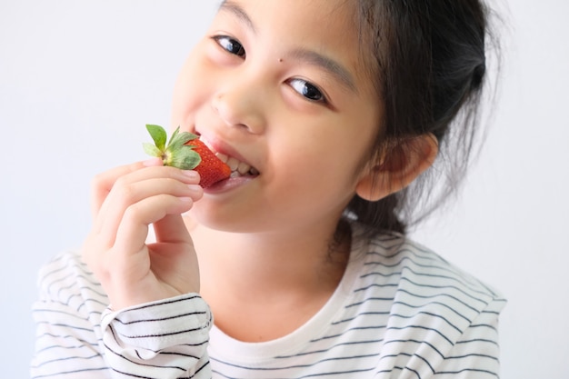Mädchen mit frischen roten Erdbeeren, gesundes Lebensmittel