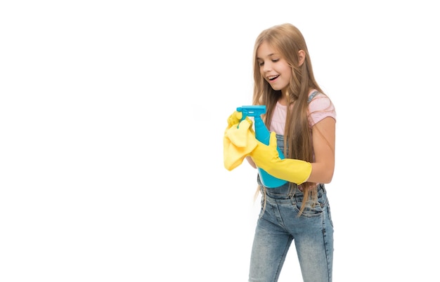 Mädchen mit gelben Gummischutzhandschuhen bereit für die Reinigung Haushaltspflichten Kleine Helfer Mädchen niedliche Kinder, die mit einem Nebelsprüher herumputzen Halten Sie es sauber Schwestern Rivalität Wer hat es besser gemacht?