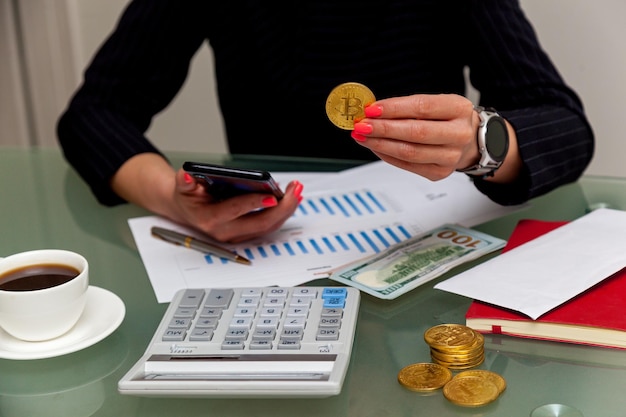 Mädchen mit Geld am Tisch