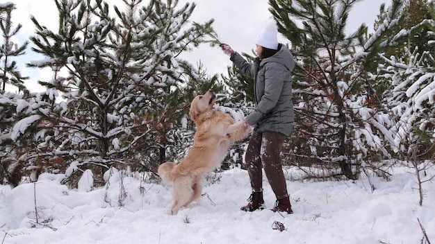 Mädchen mit Golden Retriever Hund