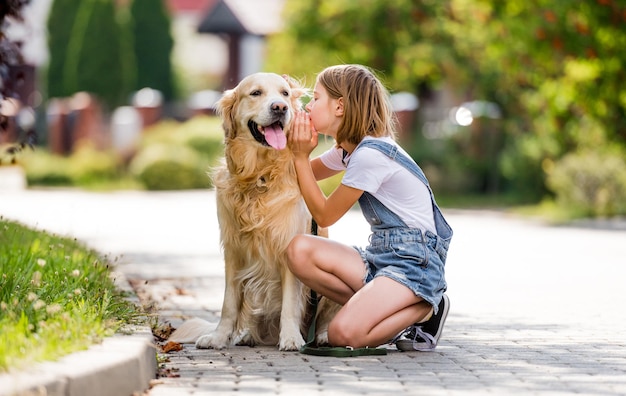 Foto mädchen mit golden retriever hund