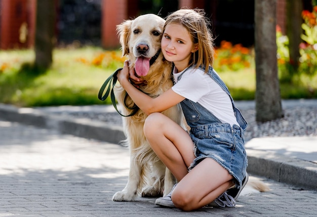 Mädchen mit Golden Retriever Hund