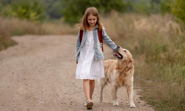 Mädchen mit goldenem Retrieverhund