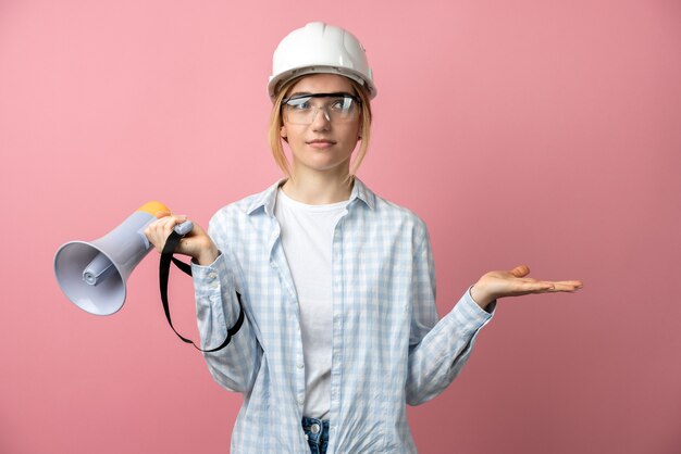 Mädchen mit Helm und Lautsprecher in der Hand