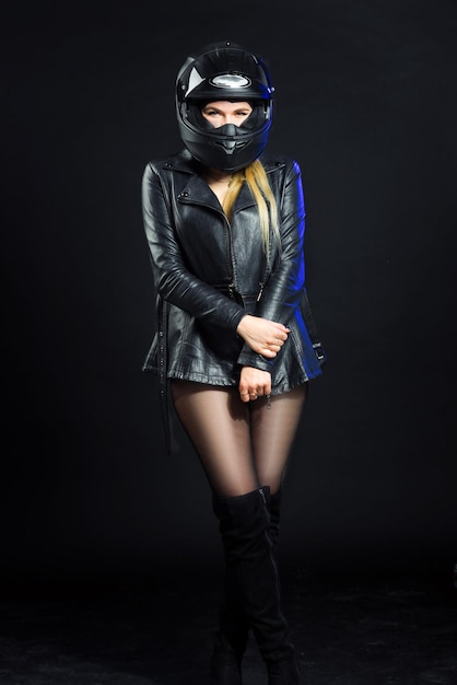 Mädchen mit Helm und Lederjacke im Studio