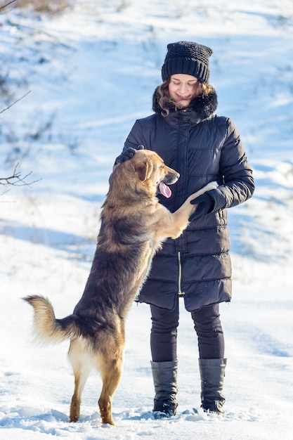 Mädchen mit Hund beim Gehen im Winter