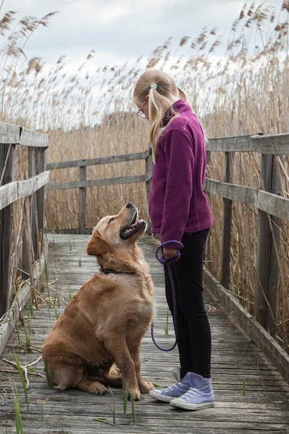 Mädchen mit Hund im Freien