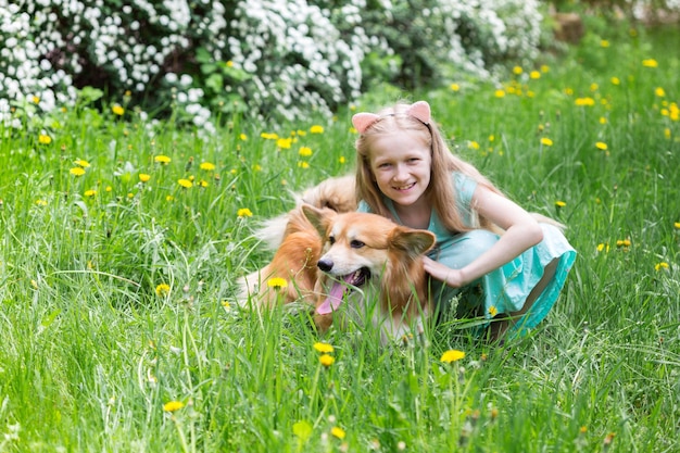 Mädchen mit Hund im Freien