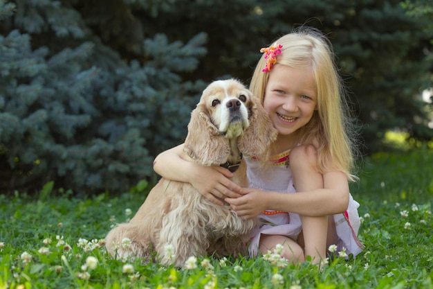 Mädchen mit Hund in die Kamera schaut