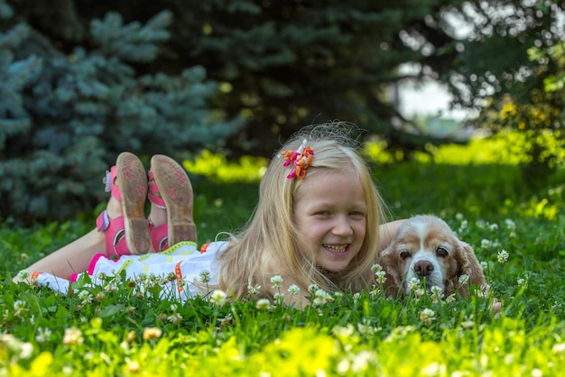 Mädchen mit Hund in die Kamera schaut