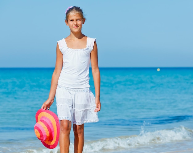 Mädchen mit Hut am Strand