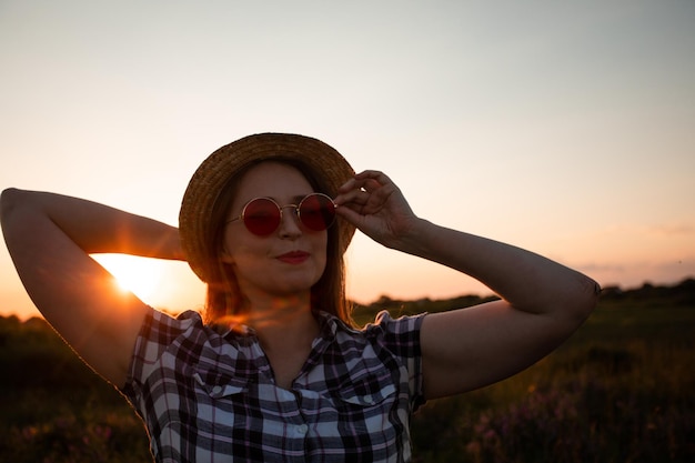 Mädchen mit Hut, das einen warmen Sommerabend genießt