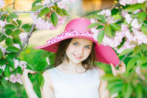 Mädchen mit Hut mit Blüte