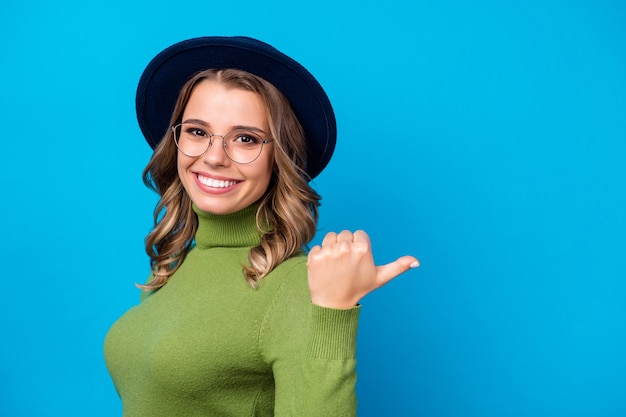 Mädchen mit Hut und Brille isoliert auf blau