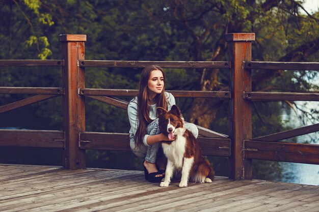 Mädchen mit ihrem Hund Border Collie.