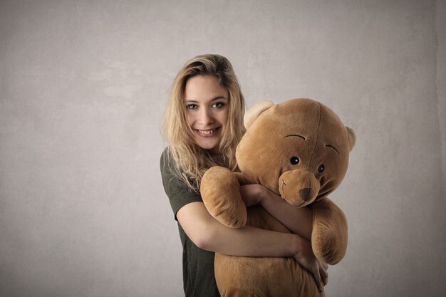 Mädchen mit ihrem Teddybär