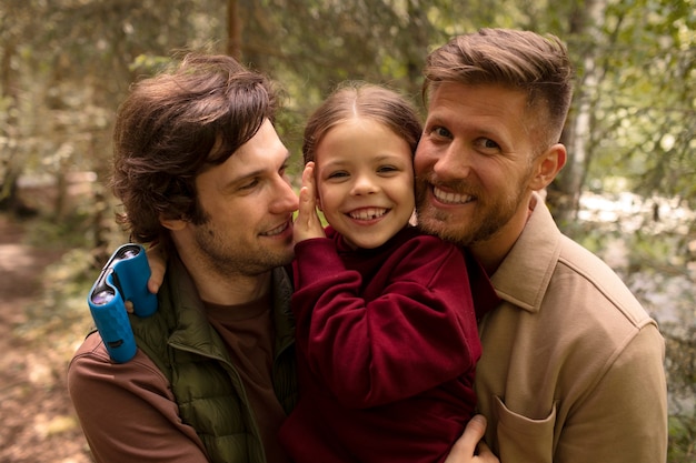 Foto mädchen mit ihren vätern, die einen familienausflug genießen