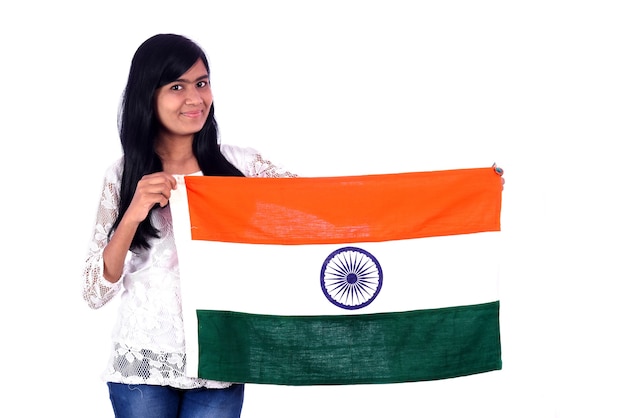 Mädchen mit indischer Flagge oder Trikolore auf weißem Hintergrund