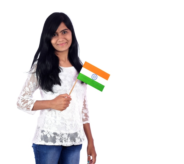 Mädchen mit indischer Flagge oder Trikolore auf weißem Hintergrund