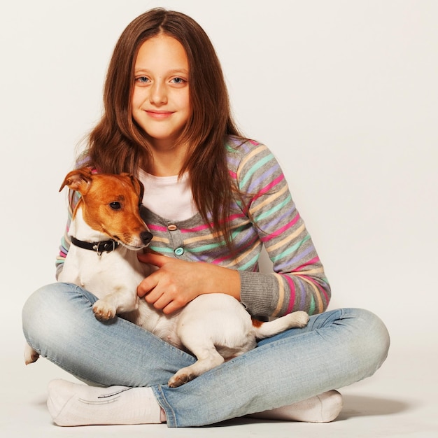 Mädchen mit Jack Russell Terrier