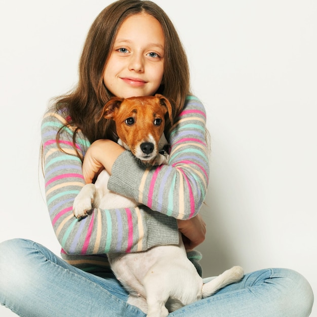 Mädchen mit Jack Russell Terrier