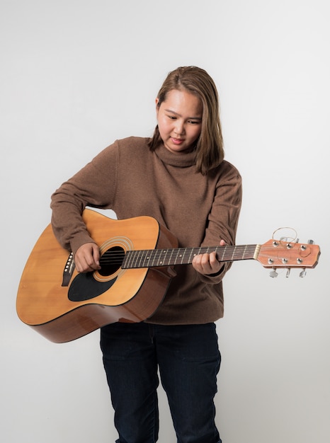 Mädchen mit klassischer Gitarrenmusik