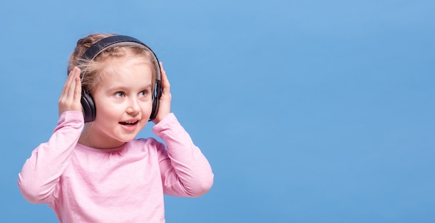 Mädchen mit Kopfhörern hörend Musik