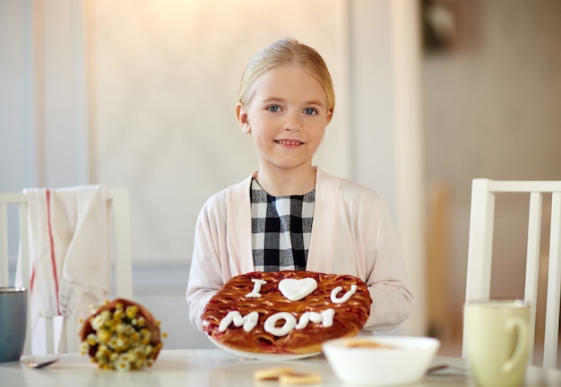 Mädchen mit Kuchen