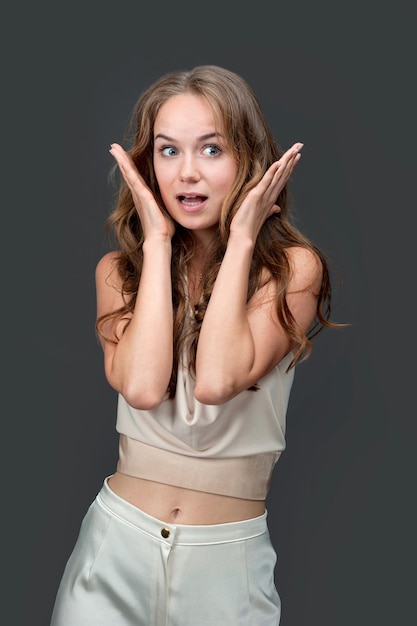 Mädchen mit langen blonden Haaren freut sich emotional und fühlt glückliche Gefühle von Überraschung und Schock